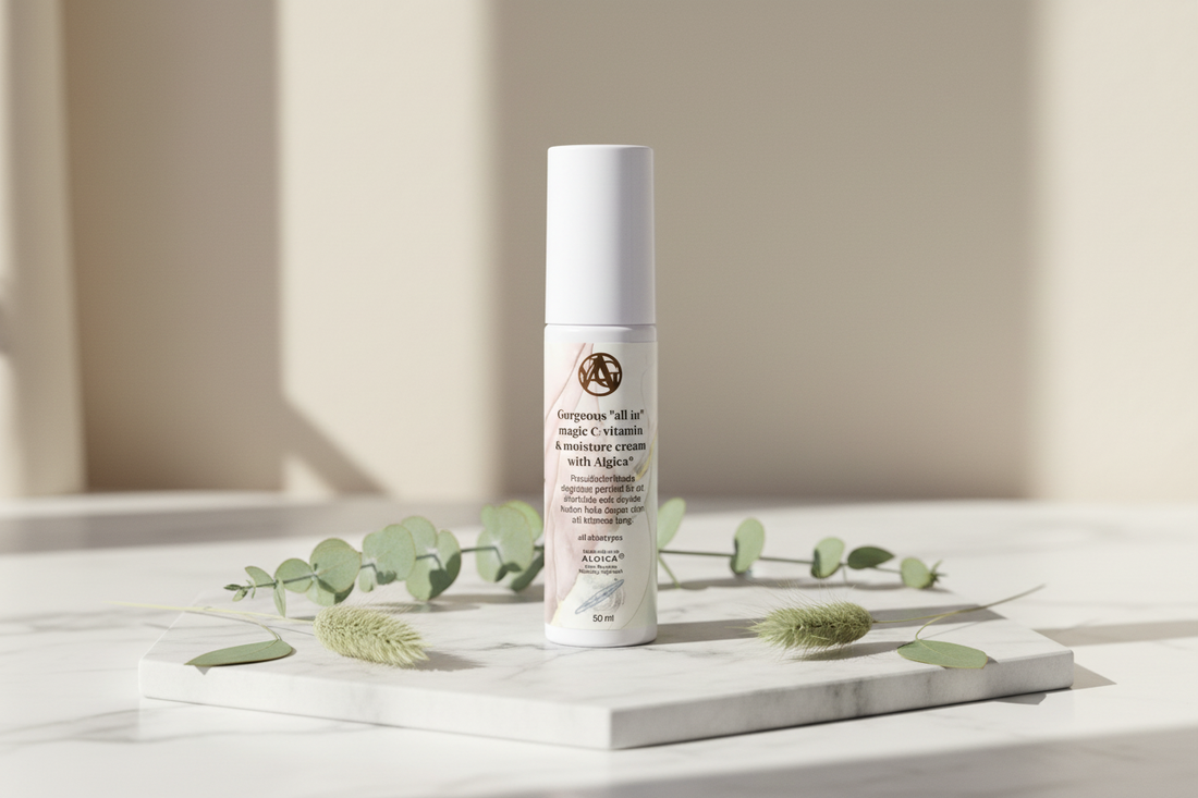 YAG Beauty Gorgeous C-vitamin & moisture cream with Algica på marmor med botaniska element – nordisk clean beauty